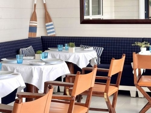 Elegant blue-and-white dining room at George&rsquo;s in Saint-Martin-de-R&eacute;, with a maritime atmosphere